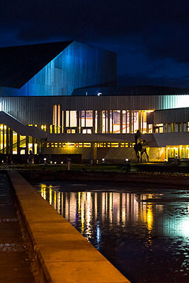 Badisches Staatstheater Karlsruhe bei Nacht. Foto: Kirsten Bohlig